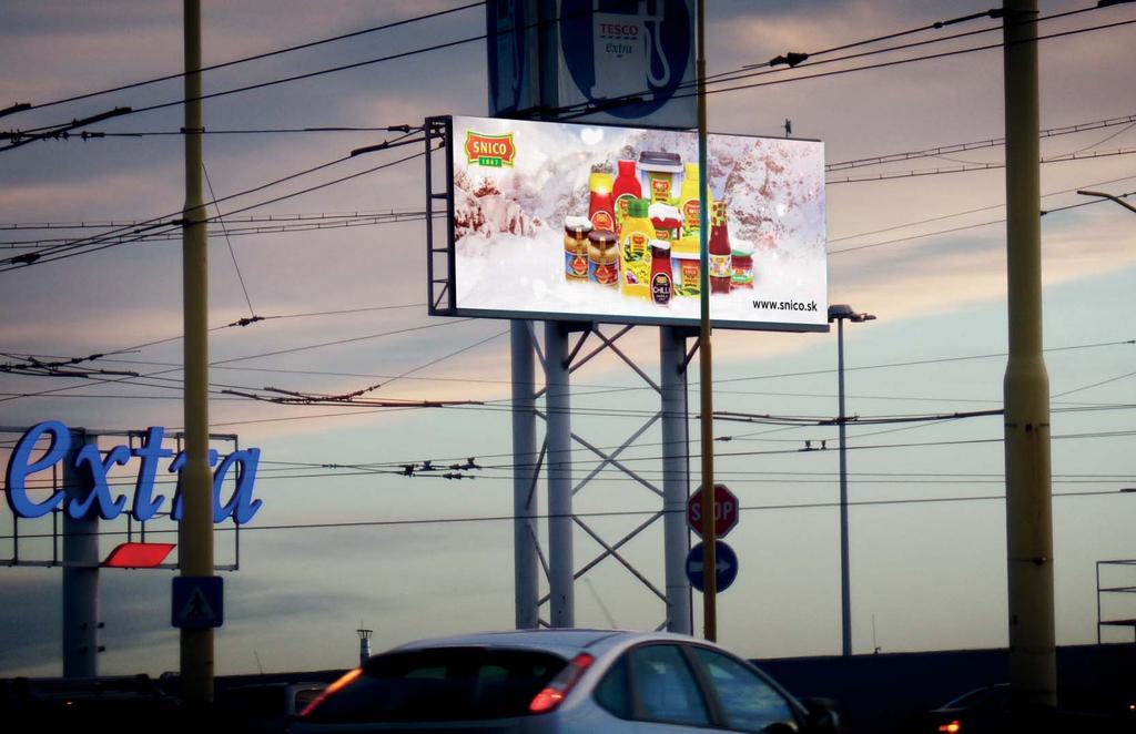 LED obrazovka s dlhým priamym nájazdom v smere do centra mesta Trolejbusová 1, Košice na pylóne HM TESCO Košice, GPS 48º44 31.87 21º15 57.