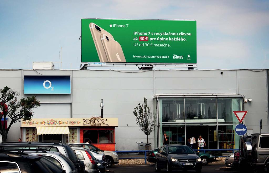 LED obrazovka s dlhým priamym nájazdom, hlavný ťah mestom. Bratislavská 5, Nitra nad vchodom do Galérie HM Tesco Nitra, GPS 48º18 43.05 18º04 14.