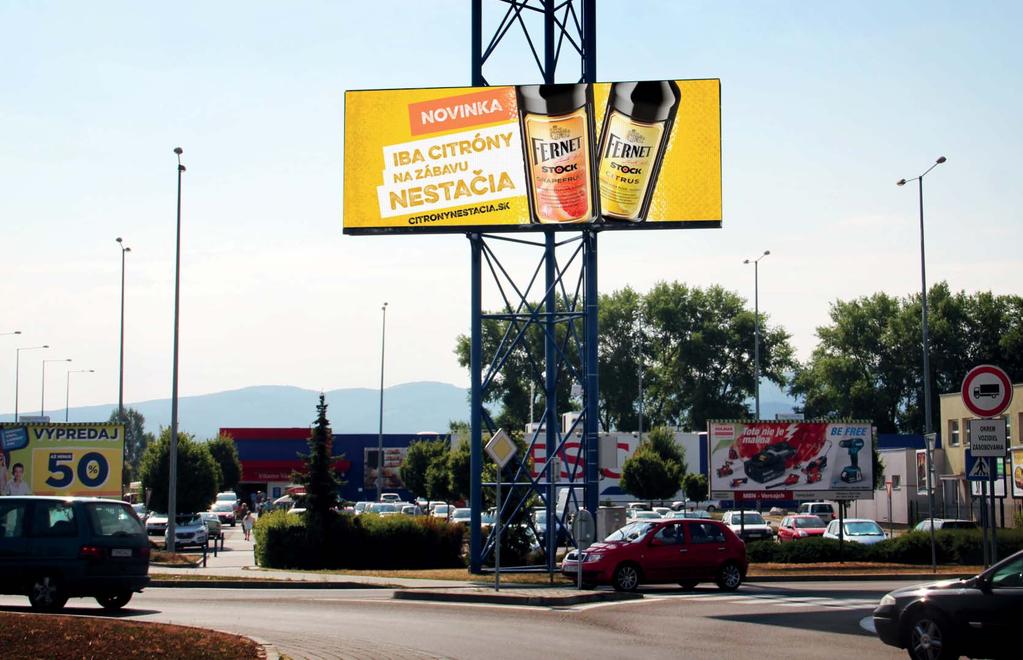 LED obrazovka s dlhým priamym nájazdom v križovatke, hlavný ťah mestom Toloľčany.