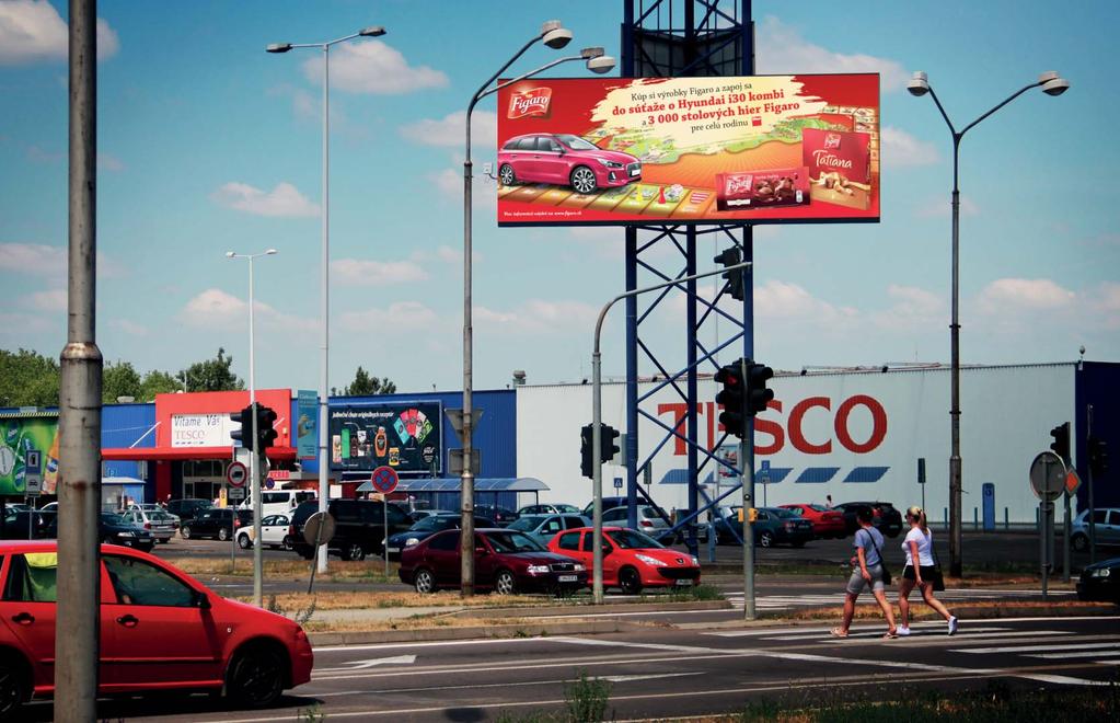 LED obrazovka s dlhým priamym nájazdom v križovatke, vjazd do
