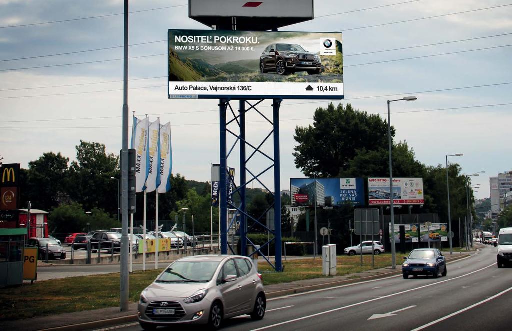 LED obrazovka s dlhým priamym nájazdom v križovatke, smer centrum, vstup do BA z Brna Lamačská cesta 1c/5959, Bratislava na pylóne HM TESCO Lamač, GPS 48º10 31.79 17º03 53.