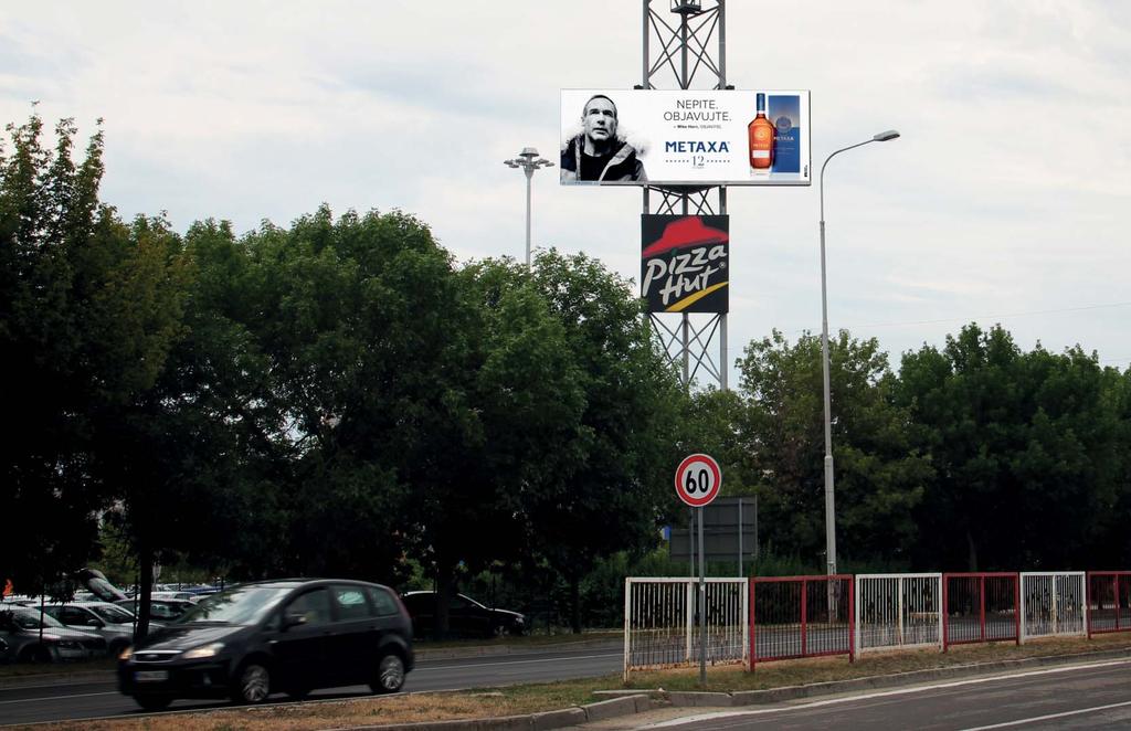 LED obrazovka s dlhým priamym nájazdom v križovatke, smer Viedeň a obchodným centrám Panónska cesta 9, Bratislava na pylóne HM TESCO Petržalka, GPS 48º06 38.08 17º05 46.