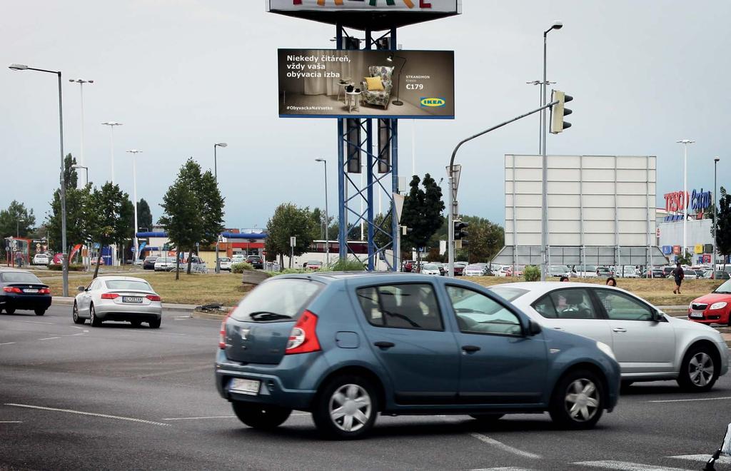 LED obrazovka s dlhým priamym nájazdom v križovatke, smer centrum, vstup do Bratislavy z Brna. Cesta na Senec, Bratislava-Ružinov na pylóne HM TESCO Zlaté piesky, GPS 48º11 11.86 17º10 33.