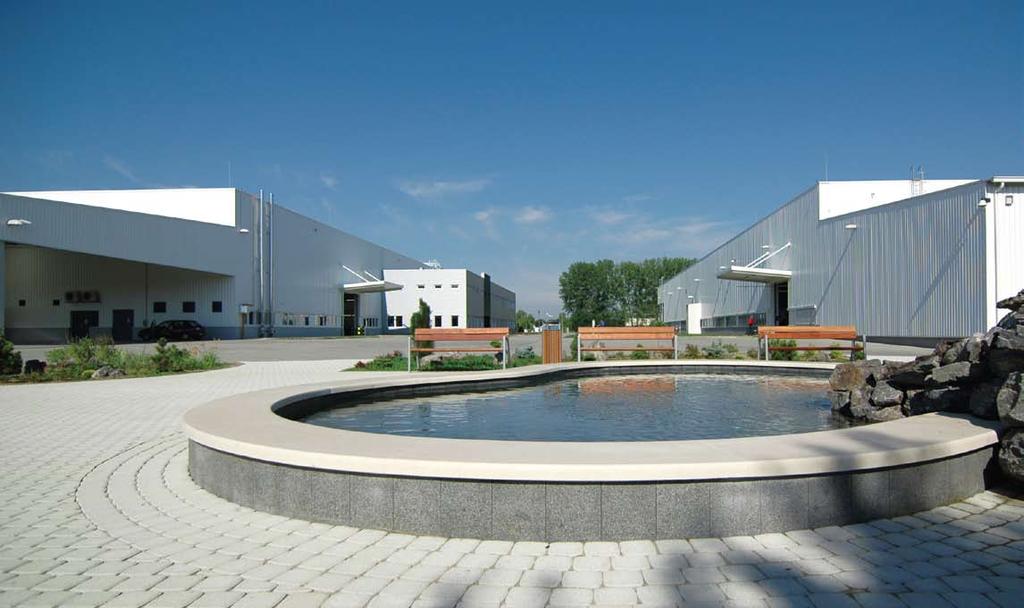 MAĎARSKO HUNGARY 2013 VÝROBNÍ ZÁVOD HÜBNER MANUFACTURING PLANT - NYÍREGYHÁZA PLOŠNÁ VÝMĚRA 22 200 m 2 AREA 22 200 m 2 Golfová jezírka Butterfly Lakes / Golf lakes Fantanele (AquaPlast V-F 70 000