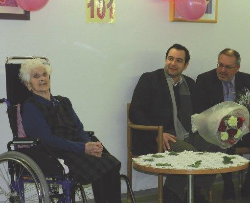 14 MOST/X/33 Franc Ipavec: aktiven 90 letnik Sprašujem se, če je mogoče, da ima že 90 let, saj je prava korenina, vitalen, pokončen človek, mladostnega videza, ki še vedno vozi avto, cepi drva,