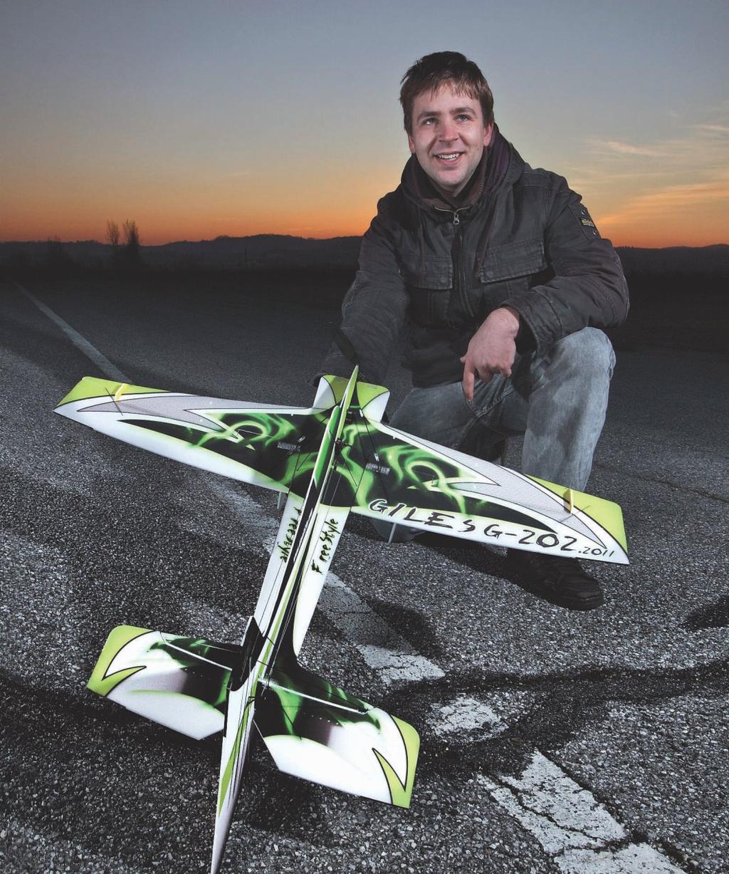 40 MOST/X/33 MODELARSTVO Med najboljšimi piloti na svetu Alan Goljevšček, 24-letni absolvent filozofije iz Deskel, se več kot polovico življenja ukvarja z radijsko vodenim modelarstvom in je zaenkrat