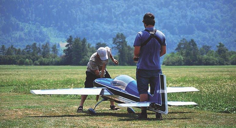 MODELARSTVO MOST /X/33 41 Tekmovanja v akrobatskem letenju imajo dve vrsti kategorij: vnaprej znani programi, kjer mora pilot v točno določenem zaporedju izvesti točno določene like na točnih