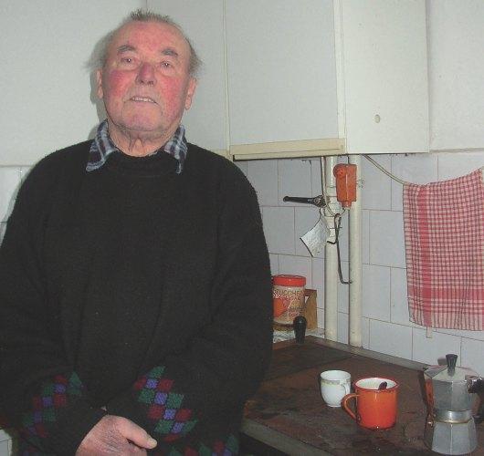 SOCIALA&DRUŽINA&ZDRAVJE MOST /X/33 9 Ivo Hvalica je bil 37 let poštar Janja Trampuž, Jelka Humar in Barbara Škvarč pred odhodom na teren Danila Kovačič je vesela, da je lahko doma Preden greva v