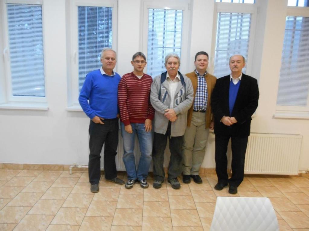 9. g7 b7 10. g6! hrozí 11. :f7#, 10...f:g6 11.f7#. Skladba bola podrobne komentovaná v Pate a mate: Čierny kráľ je na diagrame zadebnený a po prvom ťahu bieleho 1. f5!