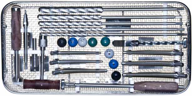 Popis implantátu Operační postup Instrumentárium Katalogová nabídka Instrumentárium Instrumentárium je uloženo v jednom sítě umožňujícím přehledné uspořádání nástrojů nejenom při přepravě, skladování