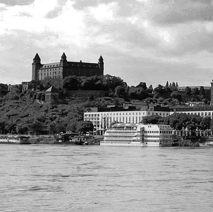 Slovensko Tvarožkova 5, PO Box 21 814 99 Bratislava 1 Slovensko Tel.: +421-2-57201717, Fax: +421-2-57201777 http://www.ulclegal.com/, skype: ulcbratislava email: office@ulclegal.