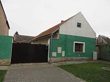 proti zemní vlhkosti. Obvodové stěny jsou z kamene a z cihel.