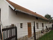 Střecha je sedlová se střešní krytinou z pálených tašek.