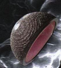 Trabecular titan Reprodukuje morfologii spongiózní kosti Kontinuální struktura bez vrstvy s rizikem odlou(ení - není to coating Elasticita je blízká