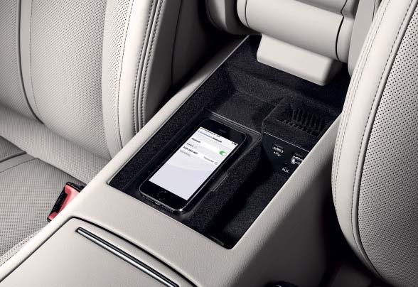 ovládáním Vašeho smartphonu 04 Audi phone box⁵ telefonování s lepší kvalitou příjmu vložením mobilního telefonu do univerzální odkládací přihrádky na mobilní