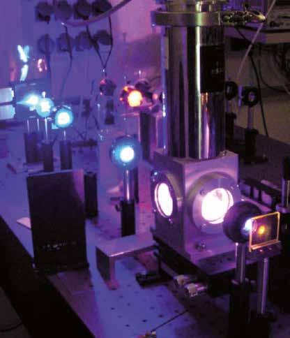 Katedra fyzikální elektroniky Široký profil katedry umožňuje studentům získat mimo obecný základ aplikované fyziky i hlubší znalosti a experimentální zkušenosti v oblasti fyziky a techniky laserů,