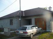 Míškovice 181,00 766 3 300 000 18 232 0,56 10 168 rodinný dům Míškovice, Přízemní,nepodsklepený objekt se sedlovou střechou a podkrovím postavený ve stávající řadové zástavbě po pravé straně silnice