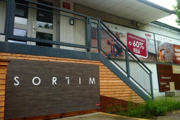 11 O firmě INTERIÉROVÉ DVEŘE A PODLAHY Sortim Od vzniku v roce 1993 sídlí obchodní a realizační firma SORTIM ve velmi výhodně položené lokalitě Prahy 7.
