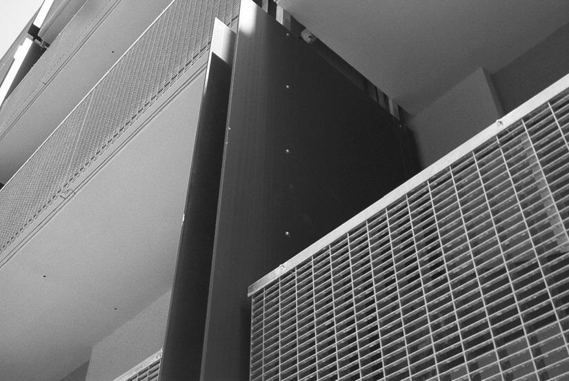exteriéru. Kromû oplá tûní objektû je moïné uïít desku CETRIS jako v plà zábradlí schodi È, balkónû, teras, lodïií apod.