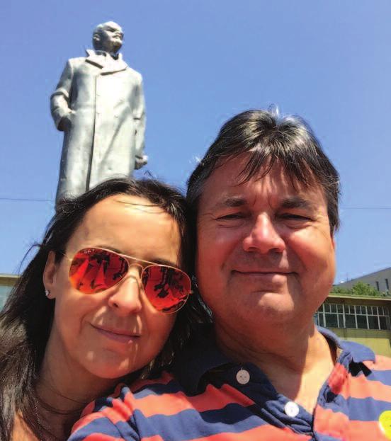 Modrobílá cedulka vpravo od dveří říká, že na poště prodávají i železniční jízdenky a letenky, červená pod oknem zase hlásá, že tu sídlí i Kybernetická pošta, součást Ruské pošty.