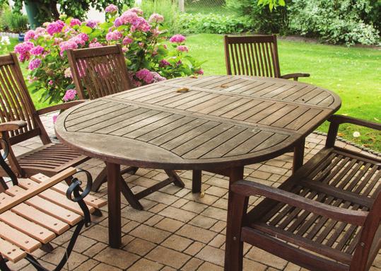 Záhradný nábytok, terasy, podlahy a pórovité povrchy V poslednej dobe sa veľmi často používajú v záhradách tvrdé tropické dreviny.