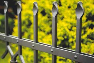 Klasické ploty standardně zhotovujeme z plné čtyřhranné oceli 14 x 14 mm a ploché oceli 30 x 6 mm.