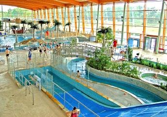 V další části je možné využít wellness centrum s výřivkami, saunami a masážemi. Součástí aquaparku je rovněž rozlehlé fitness centrum, vodní bary a restaurace.