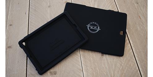 ipad lze jednoduše odpojit od adaptéru a vy si ho tak můžete vzít s sebou i s ochranným držákem.
