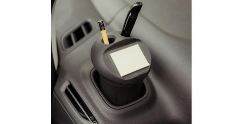 Barva: černá (Jet Black) 13367856 01 96 973 Kč 605 Praktické řešení pro uchycení poznámkového bloku a jiných malých předmětů při řízení.