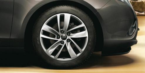 - Rozměry: 8J x 18 ET 46 - Rozmístění šroubů: 5 x 115 - Pro pneumatiky: 235/45 R 18 94W 13395701 10 02 668 Kč 10019 Elegantní a sportovní s designem 5 dvojitých paprsků v černolesklém provedení.