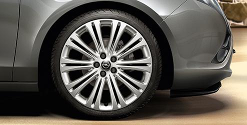 slitin 18" - 5 dvojitých paprsků 13445437 10 02 765 Kč 10027 Elegantní a sportovní disk s designem 5 dvojitých paprsků ve stříbrném provedení - Rozměry: 8J x 18 ET 46 - Rozteč šroubů: 5 x 115 - Pro