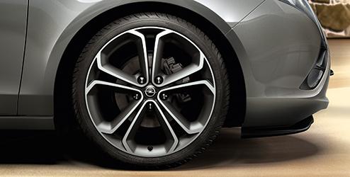 Rozměry: 8J x 19 ET 46 Rozteč šroubů: 5 x 115 Pro pneumatiky 235/45 R 19 96W Omezení: Dostupné pouze pro zážehové motory 1,6 l turbo, vznětové motory 1.