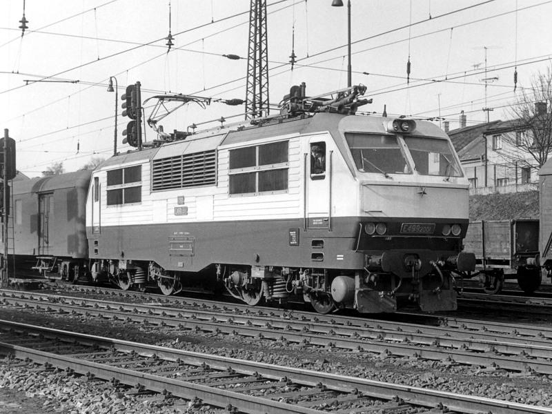 Systém 3kV DC V době svého vzniku byl systém 3 kv dimenzován: pro rychlíky jezdící rychlostí 100 až 120 km/h, pro nákladní vlaky jezdící rychlostí kolem 60 km/h.