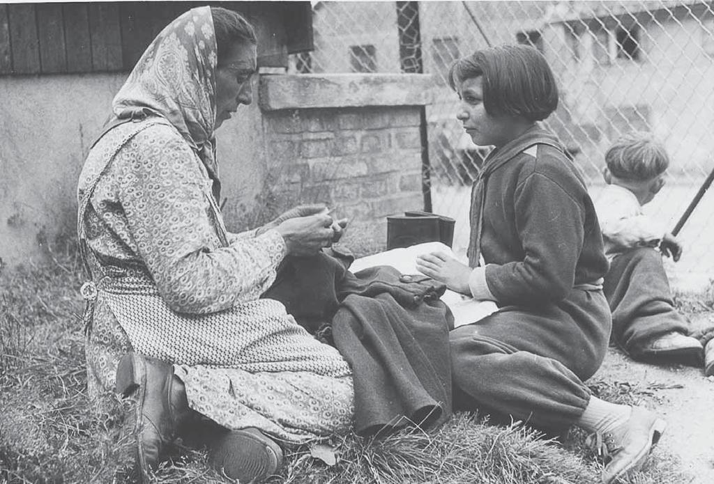 68 Historie Matka na návštěvě své dcery v květušínské škole. 50. 60.