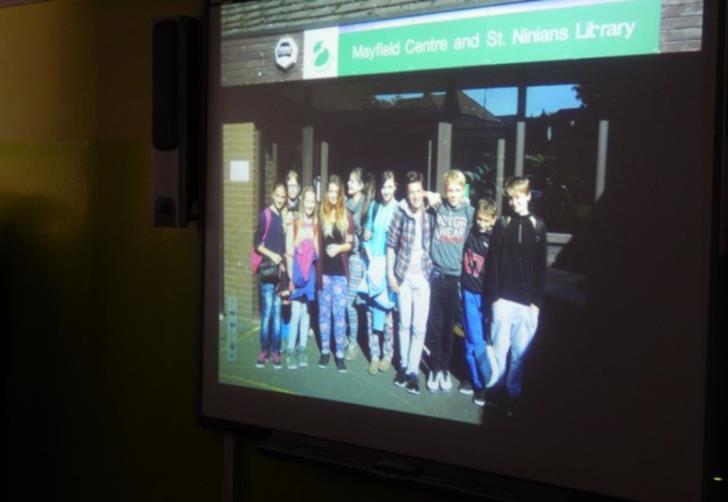 DEN EVROPSKÉ UNIE Dne 27.10. 2015 se konal Den Evropské unie. Tentokrát na téma Velká Británie. Tento den jsme začali v tělocvičně. Po úvodním projevu paní ředitelky byli žáci rozděleni do skupin. 1.