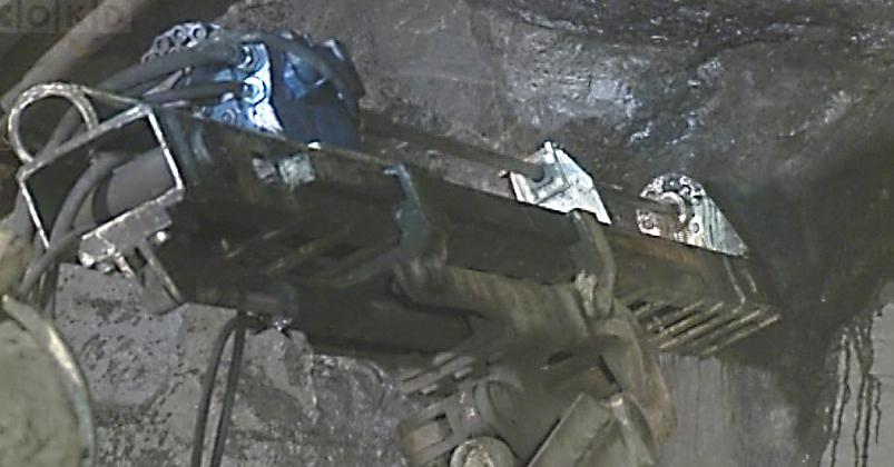 Obr. 15-12: Vrtání s vodním výplachem Při ražení důlních děl patří mezi potencionální zdroje prachu vrtání vrtů. V dnešní době však všechny vrty vrtáme s vodním výplachem.