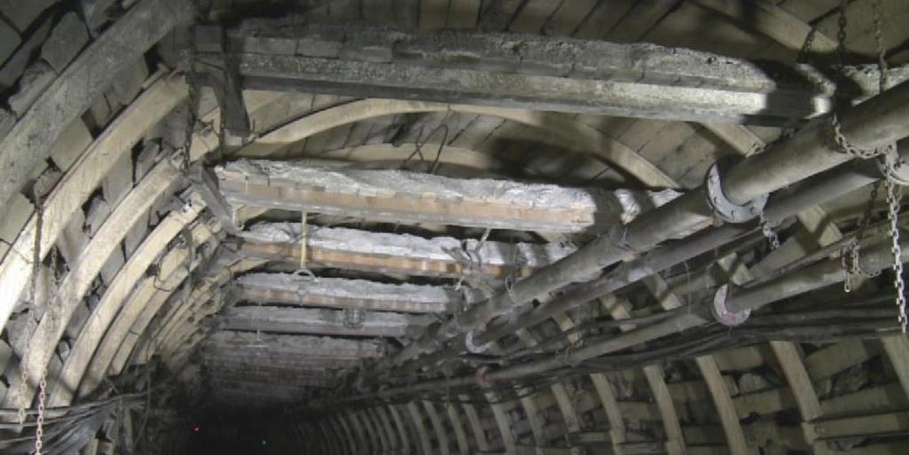Nosníky a destičky se v žádném místě nesmějí dotýkat výztuže a výstroje. Na 1 m 2 průměrného průřezu důlního díla musí připadat nejméně 400 kg inertního prachu.