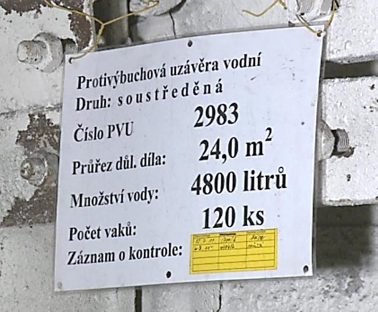 Obr. 15-33: Tabulka s údaji o soustředěné PVU Protivýbuchová uzávěra dělená na tabulce musí mít tyto údaje: Číslo uzávěry Průřez díla v m 2 Počet korýtek nebo vaků, případně množství vody v jedné