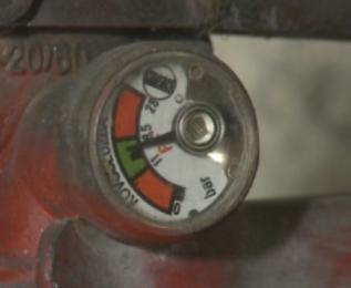 Při potřísnění pokožky CO 2 hrozí nebezpečí vzniku omrzlin! Halotronový HP Dá se použít pro hašení všech materiálů s výjimkou pevných žhnoucích látek.