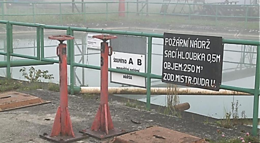 Na těchto místech musí být také zajištěna možnost odběru požární vody a a musí zde být rozmístěny hadicové skříně.