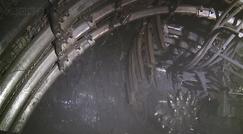 Hornina se dobýváním zatěžuje, vytváří se v ní napětí a hromadí energie, která se v určité chvíli může uvolnit.