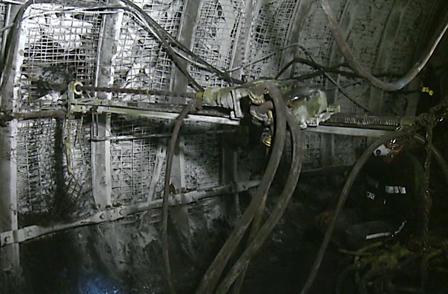 v seismickém pracovišti na povrchu. Odtud je také řízena činnost týkající se protiotřesové prevence na celém dole.