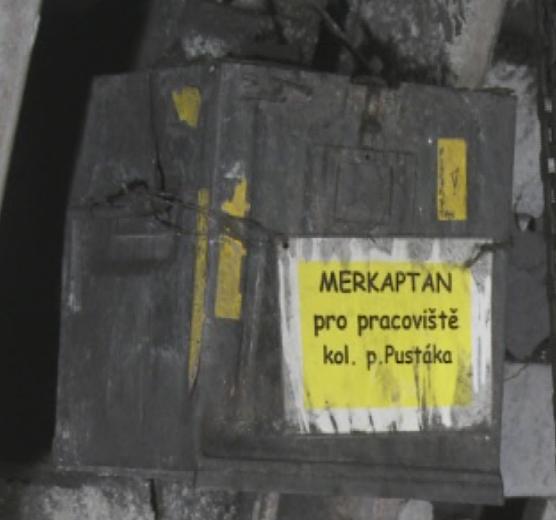 Pro případ mimořádné události je zde také umístěna merkaptanová ampule (obr. 18-6) a tlačítko pro havarijní vypnutí elektrozařízení (obr.