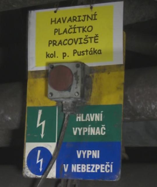 proudu Po vstupu do raženého díla se ve vzdálenosti do 100 metrů od čelby nachází druhé havarijní vypínání elektrické energie (obr.