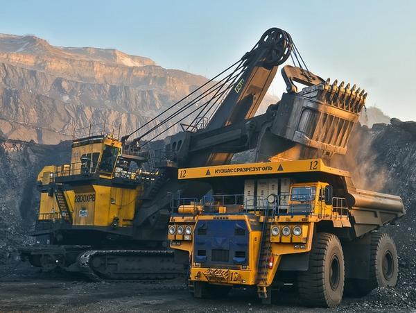 11.3.5 Dobývání surovin v lomech V lomech dobýváme drobný, polohrubý a kusový - blokový materiál. Základní rozdělení: a) dobývání na skloněné lomové stěně (obr.