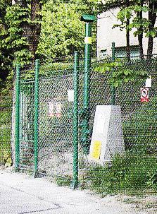 V důsledku průniku výbušné metanovzdušné směsi do budov došlo v budovách k explozím, při nichž byli zraněni, nebo dokonce usmrcení lidé.