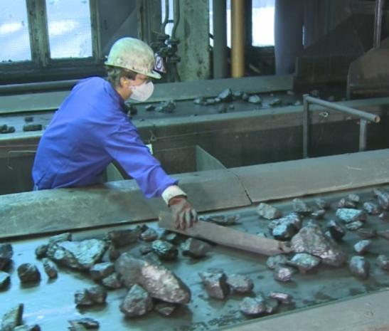 Přípravou (předúpravou) suroviny rozumíme drcení, mletí, případně třídění. Drcením se uvolňují srostlá zrna rudy od jaloviny a zmenšují se nadměrně velké kusy.