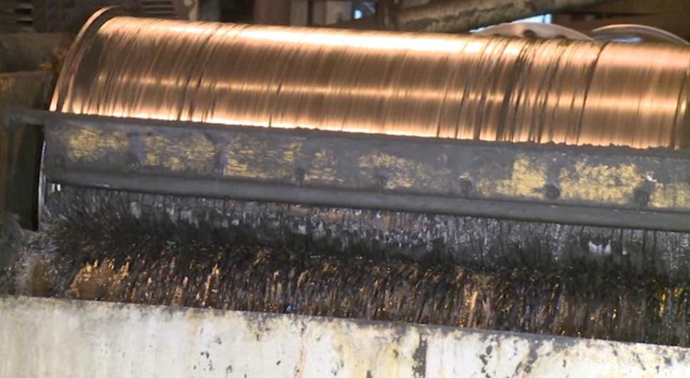 Obr. 25-26: Plochý těžkokapalinový rozdružovač 1 vsázka 2 těžký produkt 3 lehký produkt Při rozdružování uhlí se surovina často dělí na tři složky: prané uhlí, prorostlinu a hlušinu.