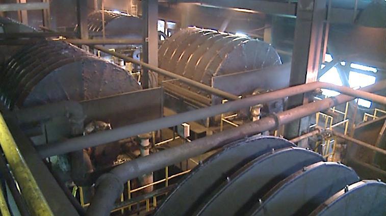 Obr. 25-43: Plnoplášťová odstředivka se síťovou části 25.5.3 Odvodňování zahuštěných suspenzí filtrací 25.5.3.1 Bubnové vakuové filtry Bubnové vakuové filtry patří mezi podtlakové filtry s kontinuálním provozem.