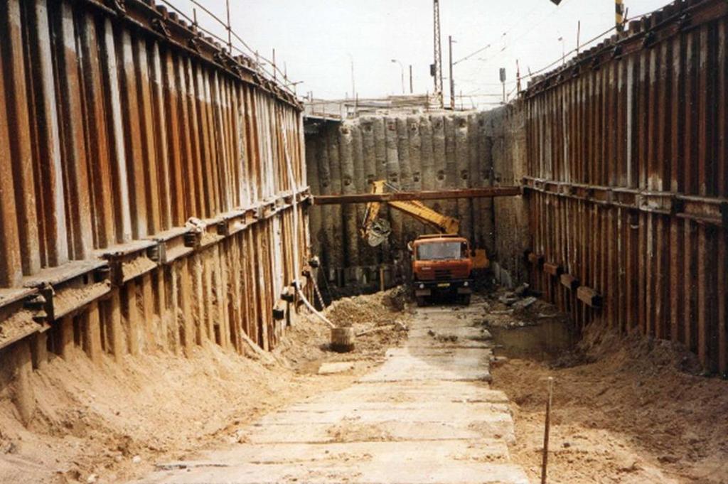 Štětové stěny se mohou použít jako pažení stavebních jam, jejichž dno leží pod hladinou podzemní vody, protože vytvořené pažení je díky rychlému zanesení zámků štětovnic rezem a částicemi zeminy